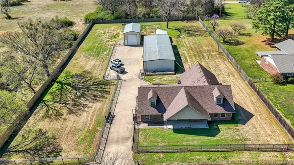 313 N 6th Street, Chouteau, OK 74337