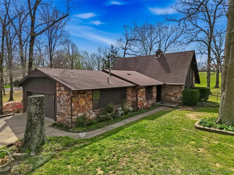 1022 W Young Avenue, Stilwell, OK 74960 - #3