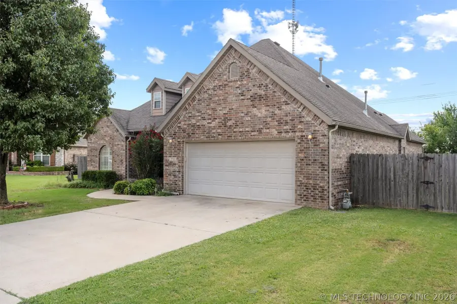 2711 Churchill Drive, Bartlesville, OK 74006 - #2