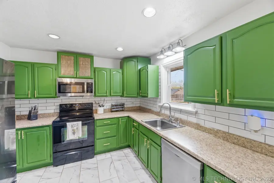 211 W 17th Street, Owasso, OK 74055 - #3