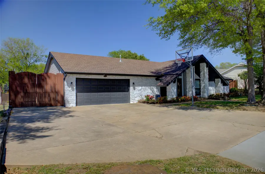 2527 W 68th Place S, Tulsa, OK 74132 - #2