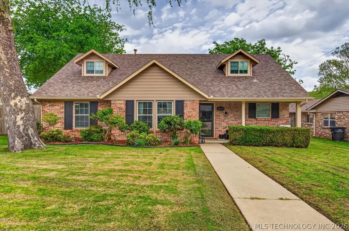 1242 May Lane, Bartlesville, OK 74006 - #1