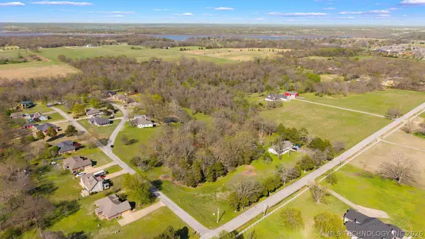 25 S 592 Place, Grove, OK 74344