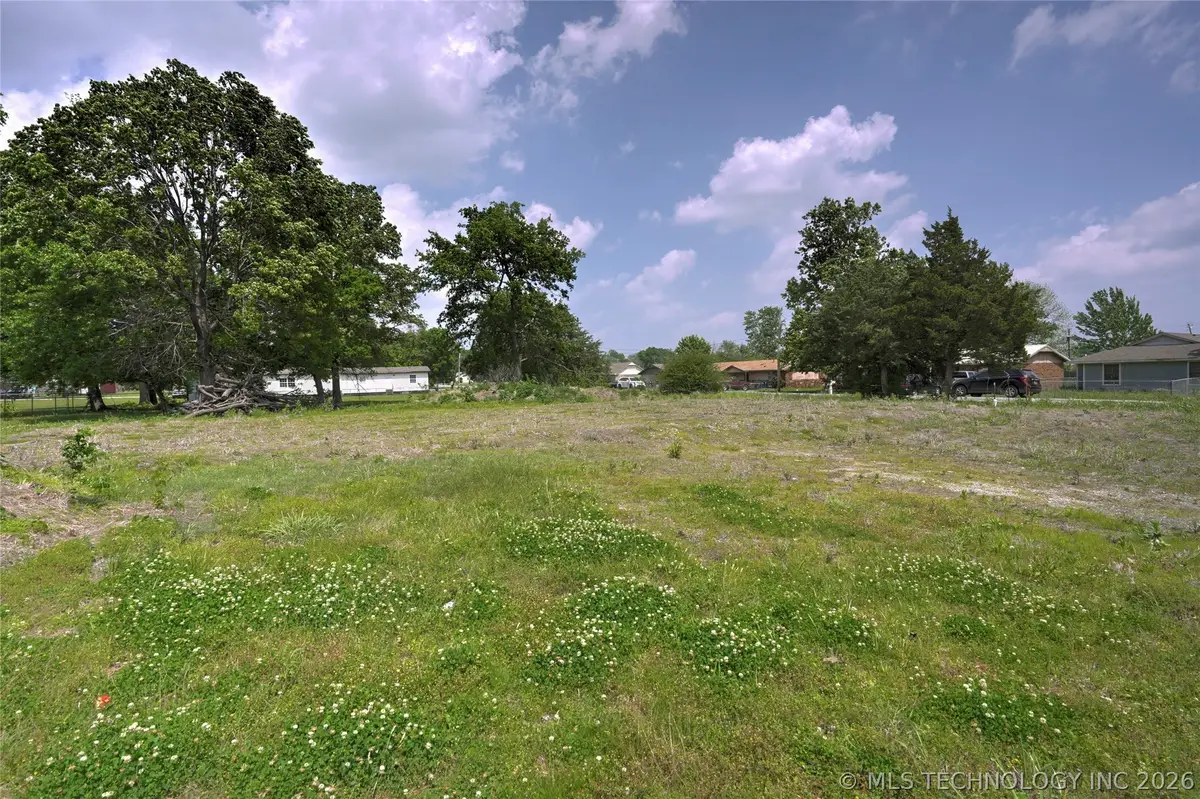 809 NE 5th Street, Wagoner, OK 74467 - #1