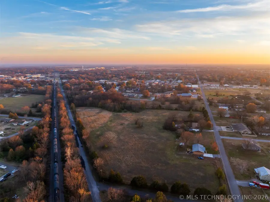 8 N Pierce Avenue, Wagoner, OK 74467 - #2