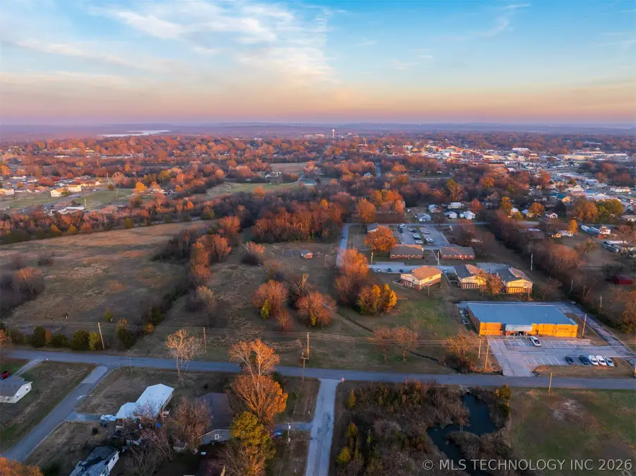 8 N Pierce Avenue, Wagoner, OK 74467 - #3