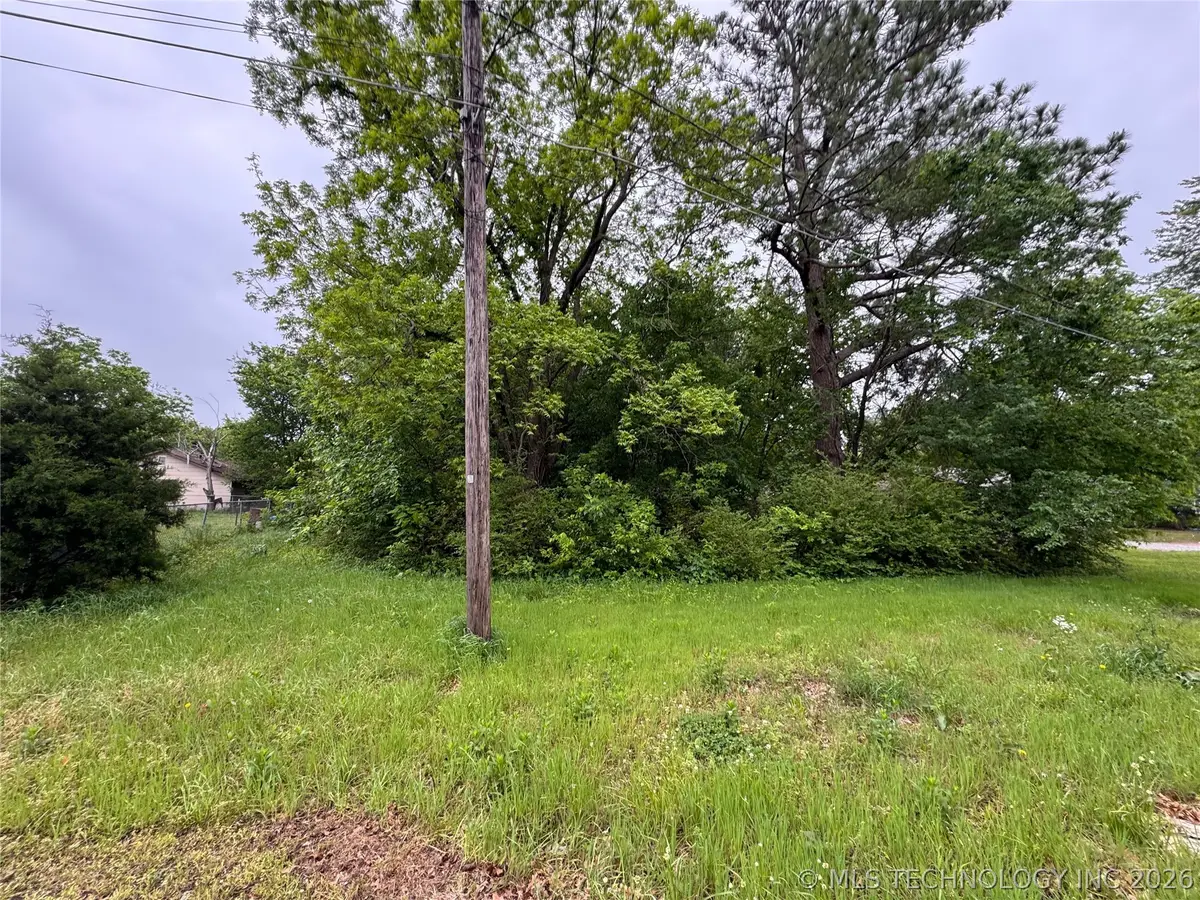 401 S Hall Avenue, Wagoner, OK 74467 - #1