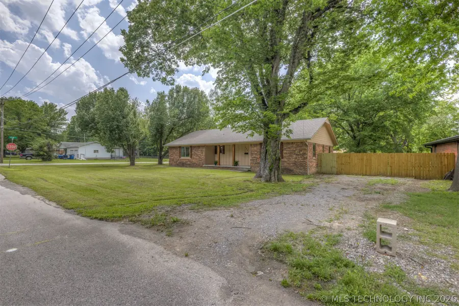 912 S Garfield Avenue, Wagoner, OK 74467 - #2