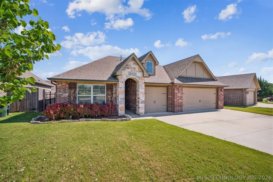 1006 W Missouri Avenue, Claremore, OK 74019 - #2