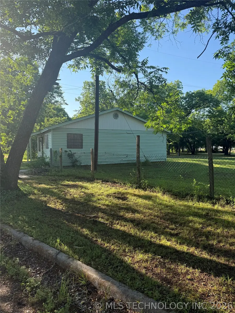 201 4th Avenue Se, Ardmore, OK 73401 - #2