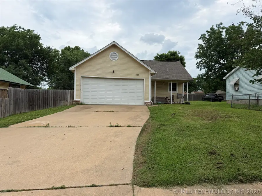 323 W Cypress Street, Coweta, OK 74429 - #2