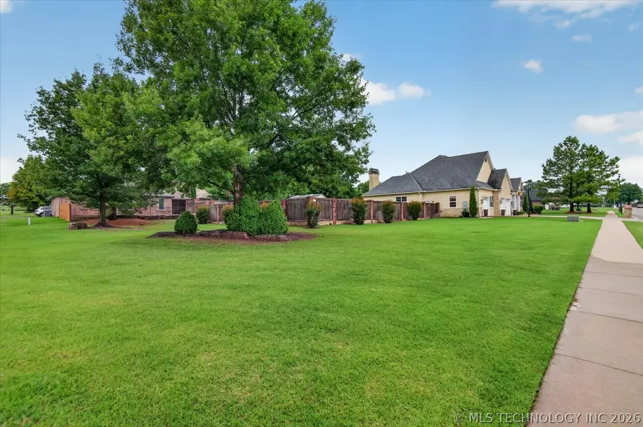 3115 Kingston Drive, Bartlesville, OK 74006 - #3