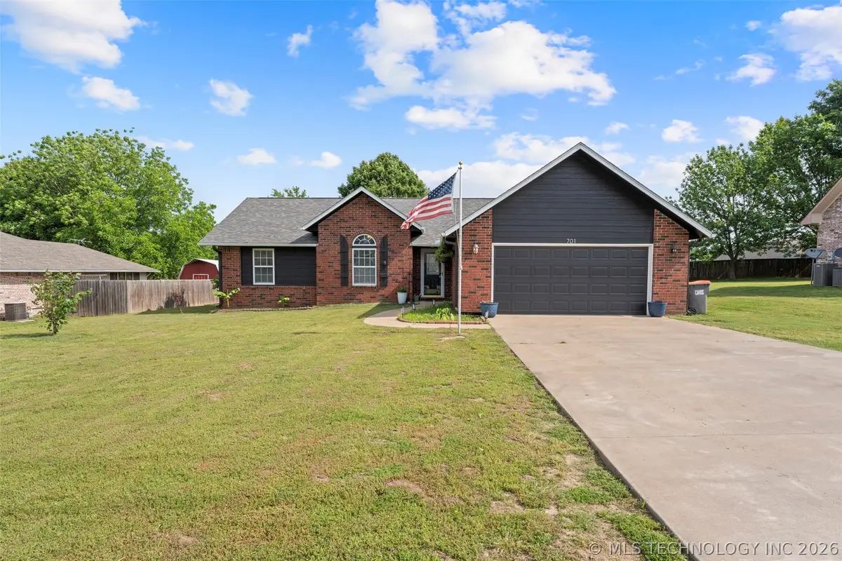 701 E 10th Street, Grove, OK 74344 - #1