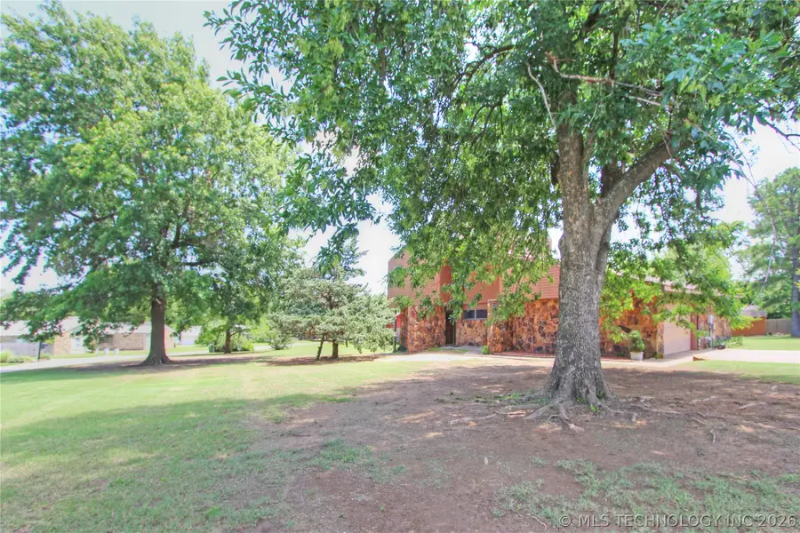 819 W Seminole Avenue, Nowata, OK 74048 - #2
