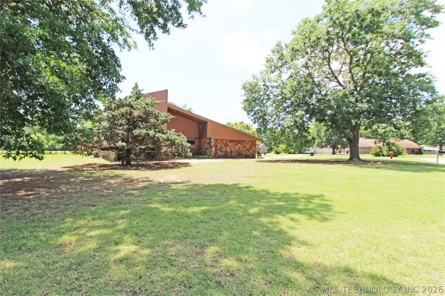 819 W Seminole Avenue, Nowata, OK 74048 - #3