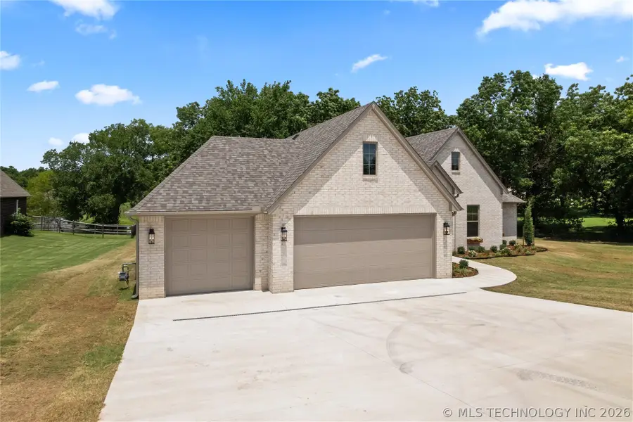 606 S Tallchief Avenue, Skiatook, OK 74070 - #3