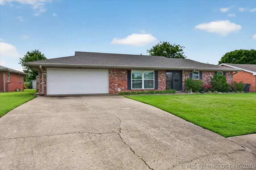 142 S Fenway Place, Bartlesville, OK 74006 - #2