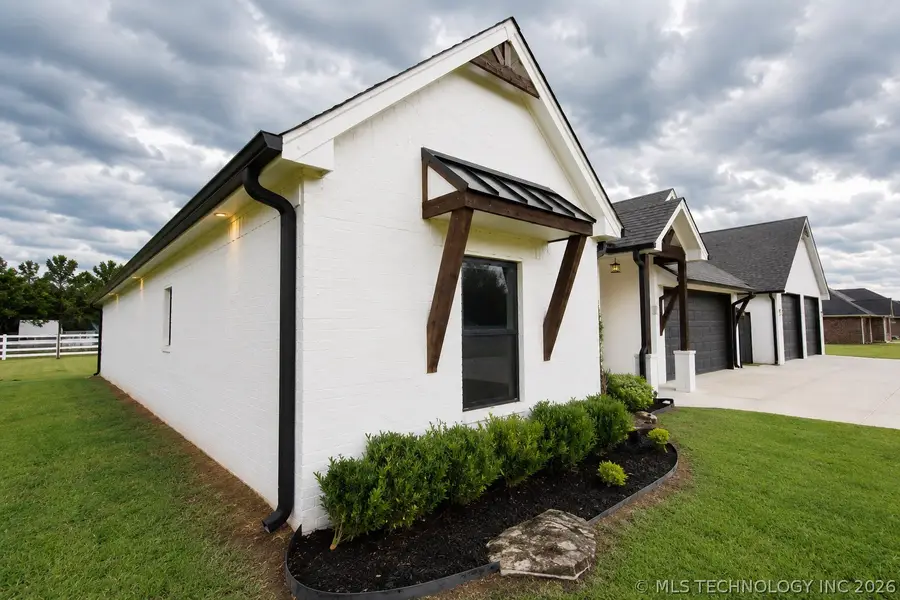 16107 S 251st East Avenue, Coweta, OK 74429 - #3