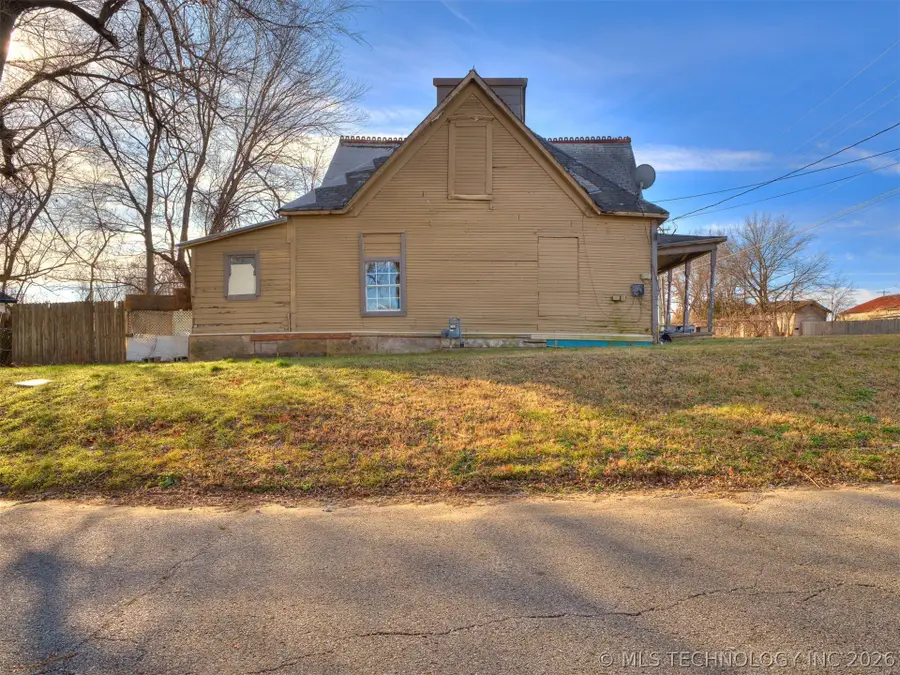 225 N Delaware Avenue, Coweta, OK 74429 - #3