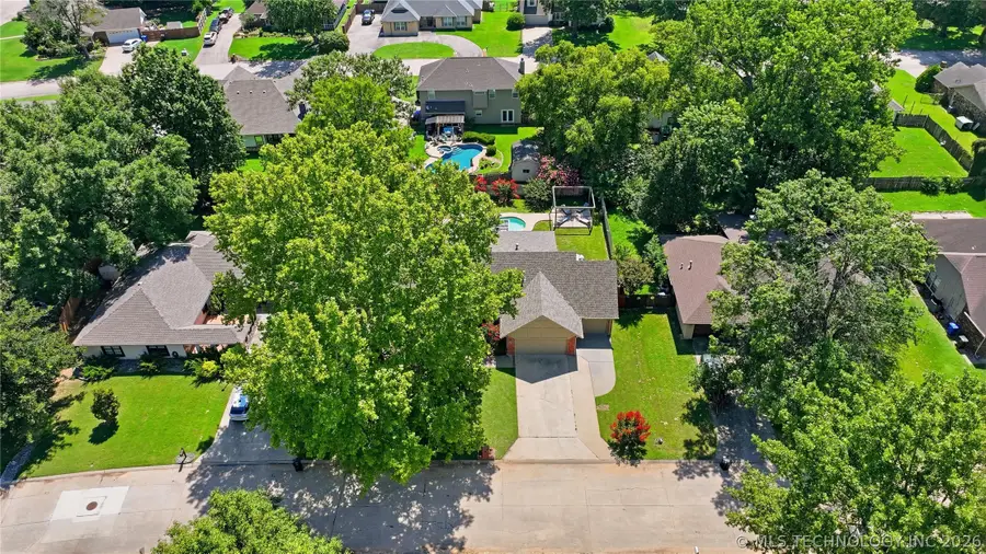 8609 S Fawnwood Court, Broken Arrow, OK 74011 - #2