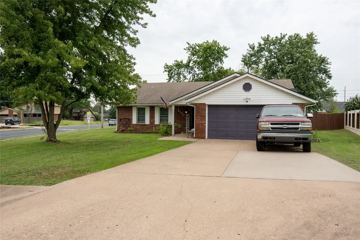 2101 Jefferson Place, Bartlesville, OK 74006 - #1