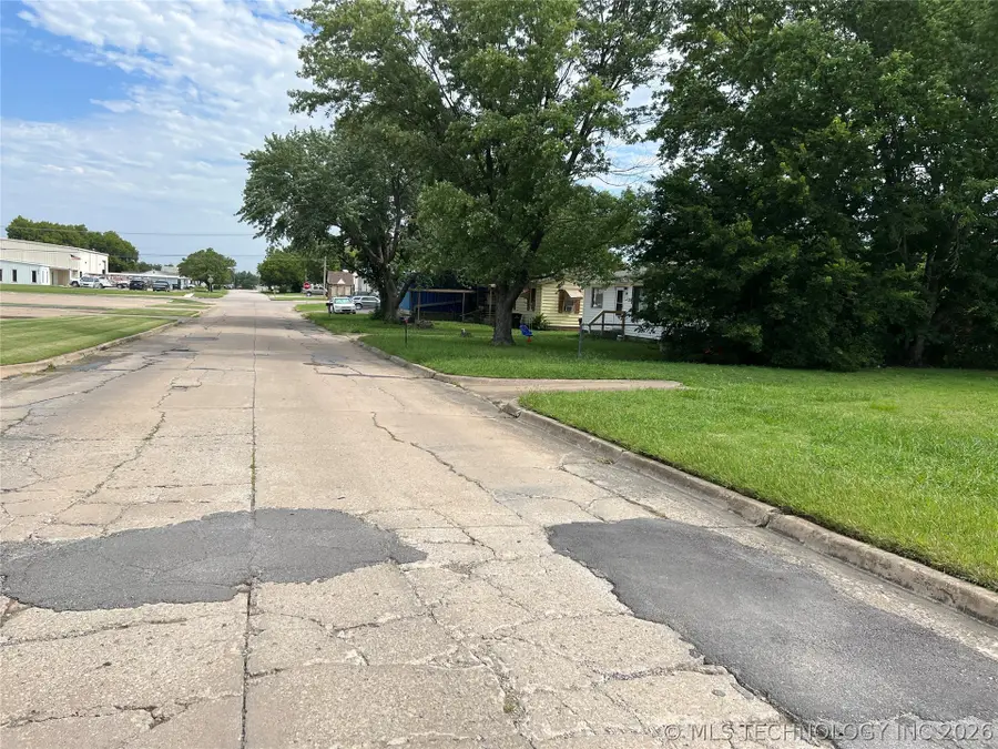 136 Debell, Bartlesville, OK 74006 - #2