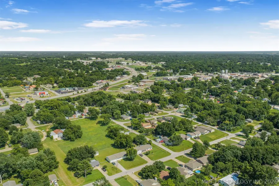 715 N Division Street, Coweta, OK 74429 - #2