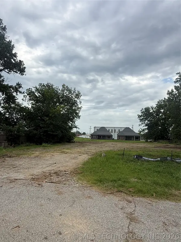 208 W 1st Street, Owasso, OK 74055