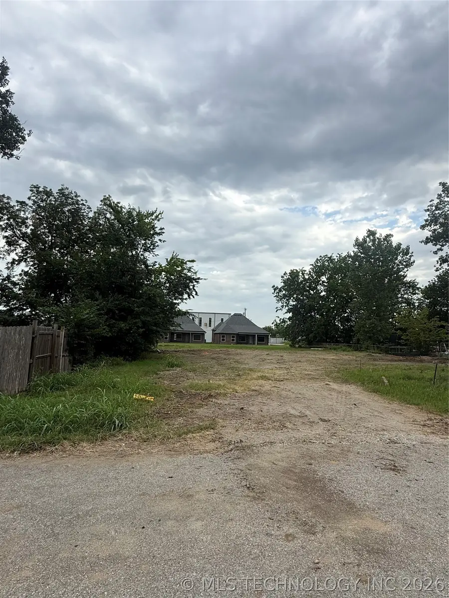 208 W 1st Street, Owasso, OK 74055 - #2