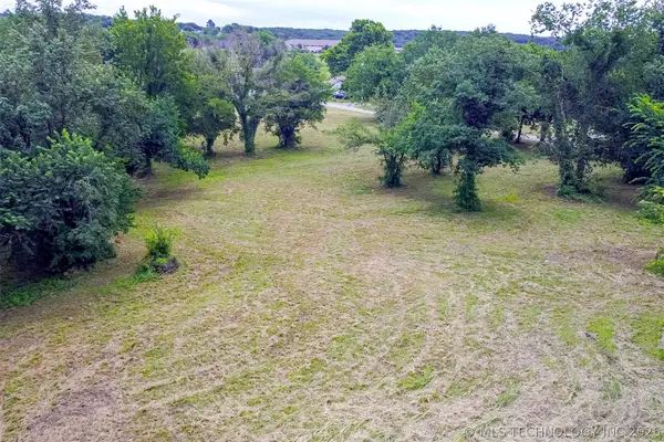 715 S Cherokee Street, Locust Grove, OK 74352