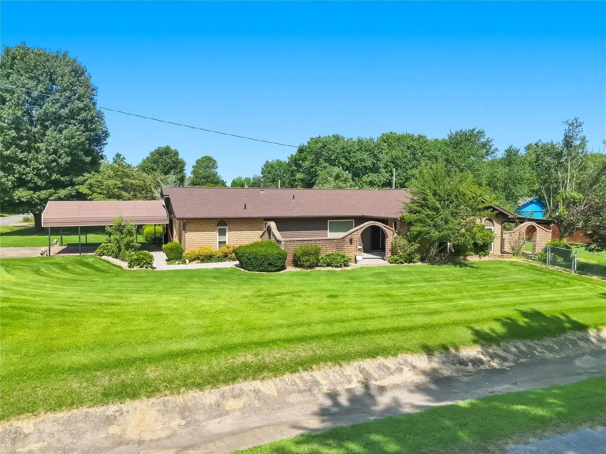 1001 W Cedar Street, Stilwell, OK 74960 - #1