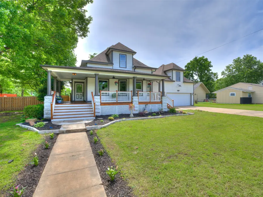 908 SE 3rd Street, Wagoner, OK 74477 - #2