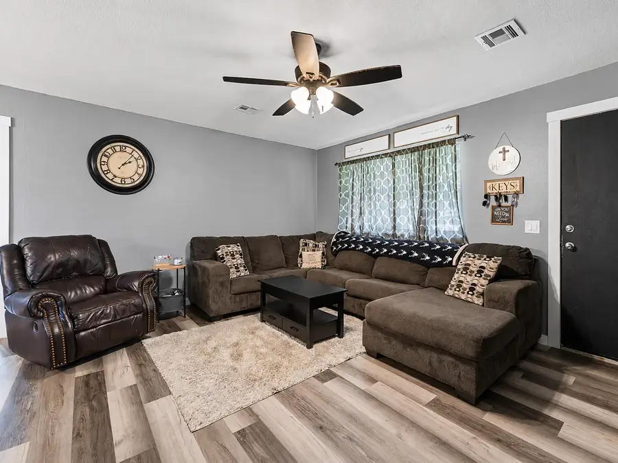 427 W Walnut Avenue, Oaks, OK 74359 - #3