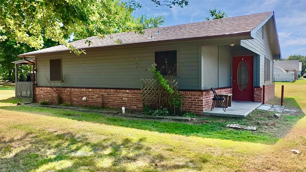 200 W Creek Avenue, Checotah, OK 74426 - #1