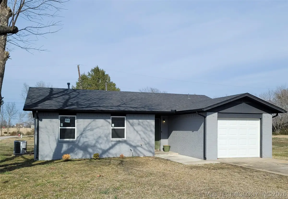 802 E Knisley Avenue, Checotah, OK 74426 - #1