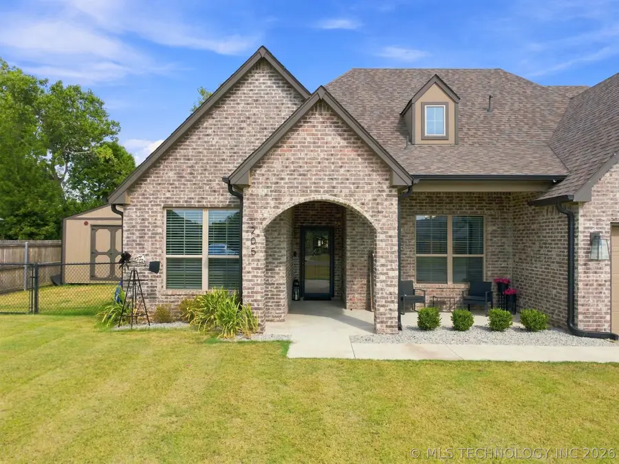 205 N Phillips Street, Skiatook, OK 74070 - #3