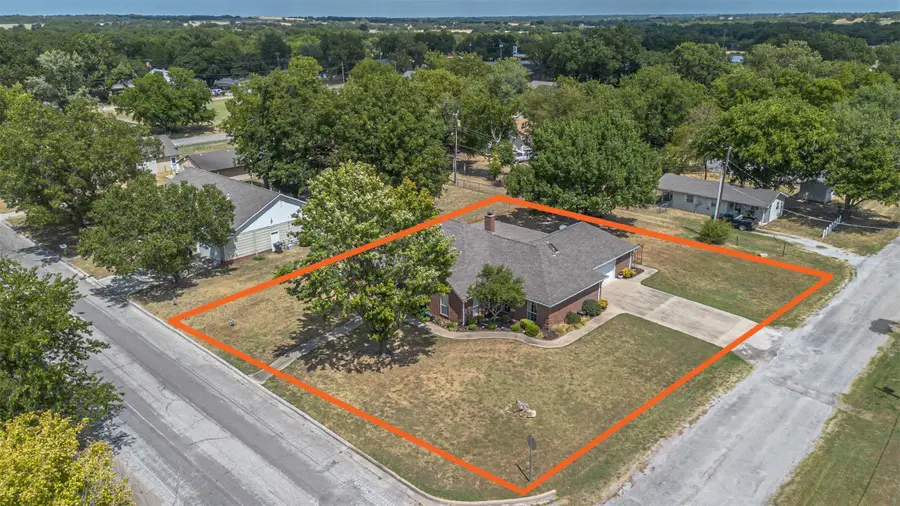 210 S 8th, Davis, OK 73030 - #2