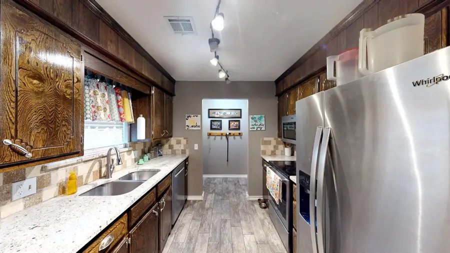 617 Comanche Dr, Woodward, OK 73801 - Image #2