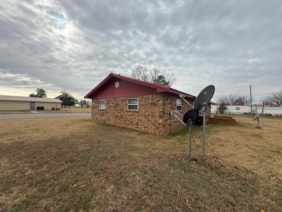 801 E A St, Watonga, OK 73772 - Image #3