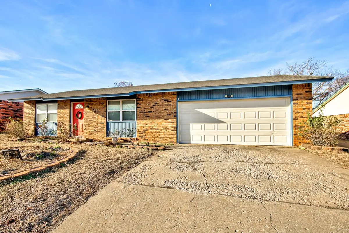 3202 Hillcrest Dr, Enid, OK 73701 - Image #1