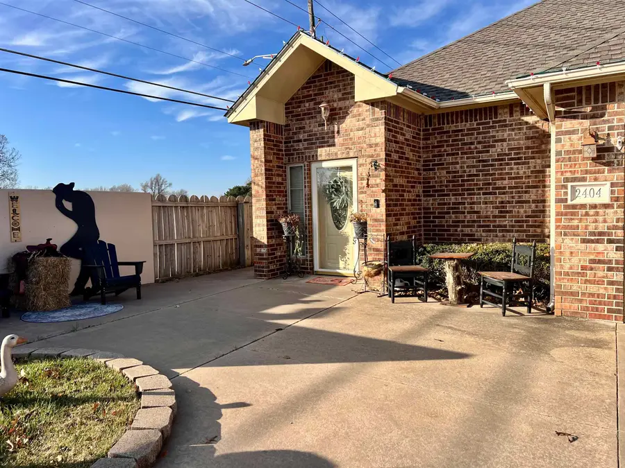 2404 Sleepy Hollow Dr, Enid, OK 73703 - Image #2