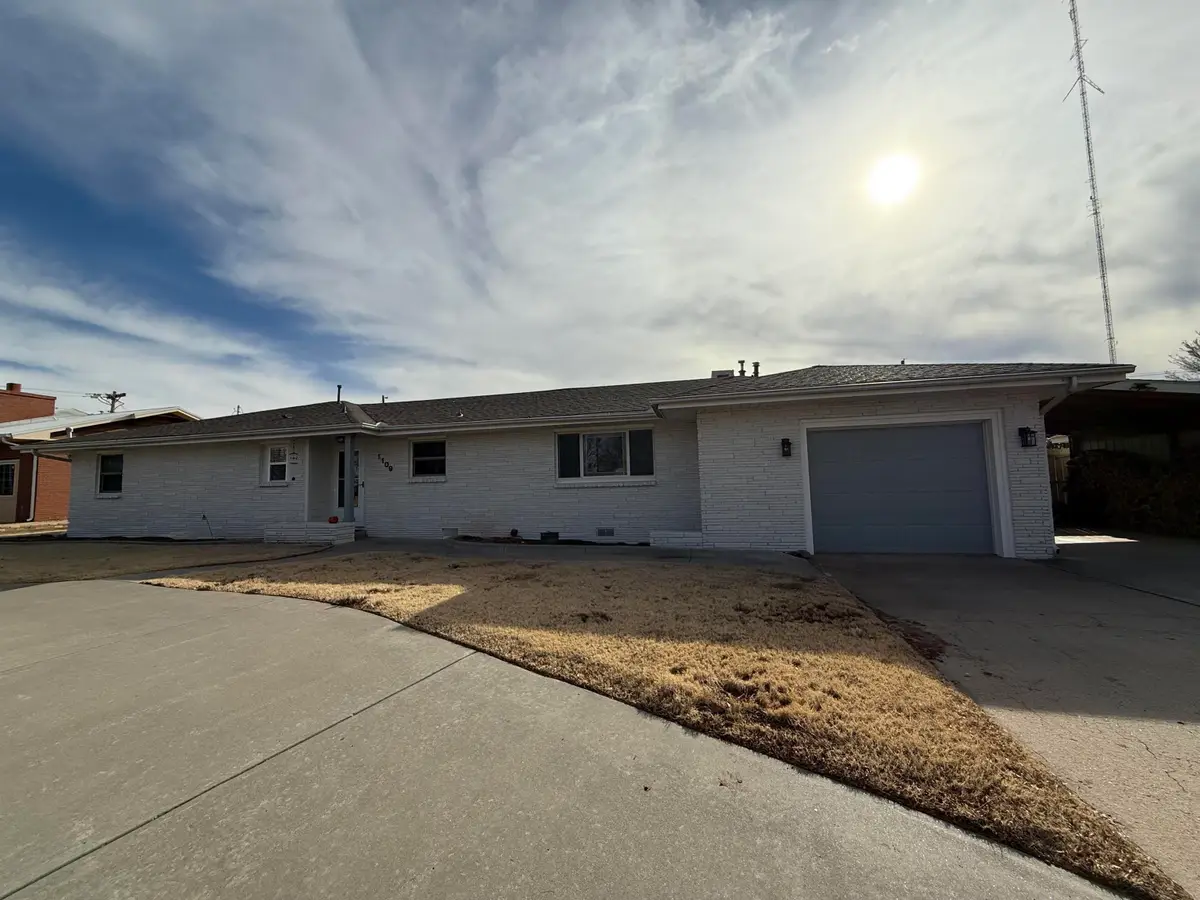 1109 Cedar Pl, Woodward, OK 73801-5703 - Image #1