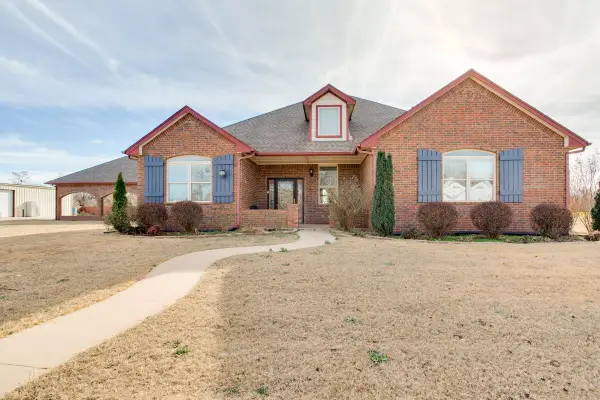 607 Cowboy Ln, Waukomis, OK 73773