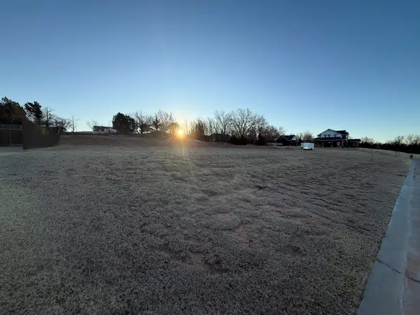 2822 Moelling Ln, Woodward, OK 73801-3812