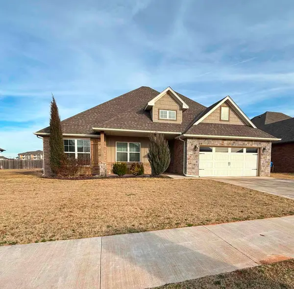 1013 Stonebridge Village Dr, Enid, OK 73703