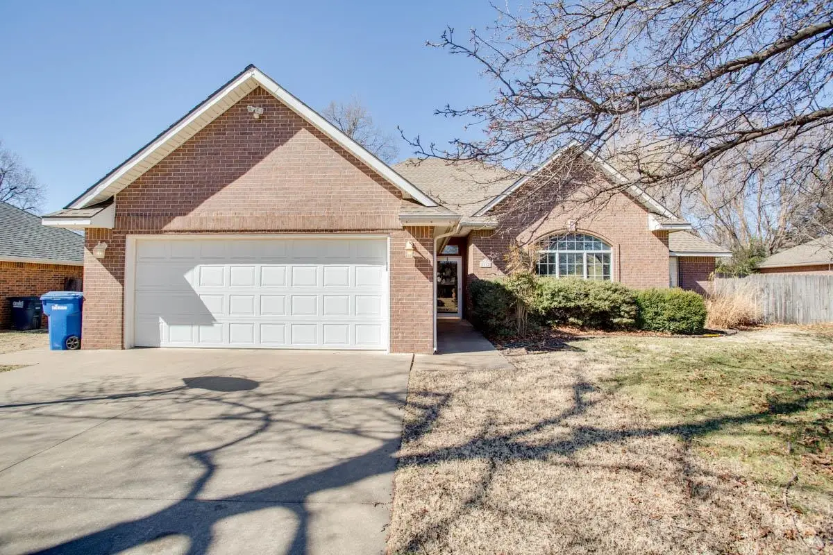 2112 Hunters Hill Dr, Enid, OK 73703 - #1