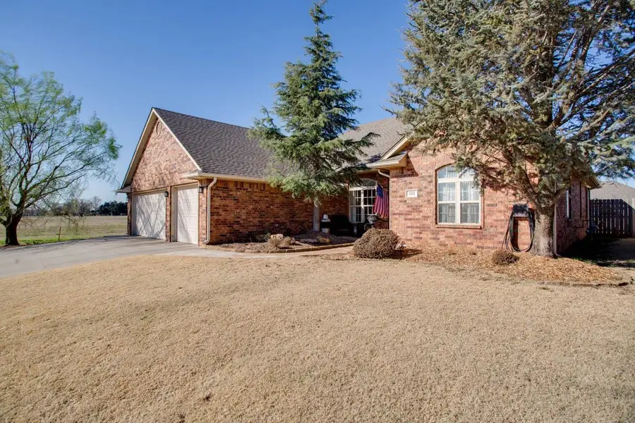 502 Cougar Ln, Enid, OK 73703 - #2