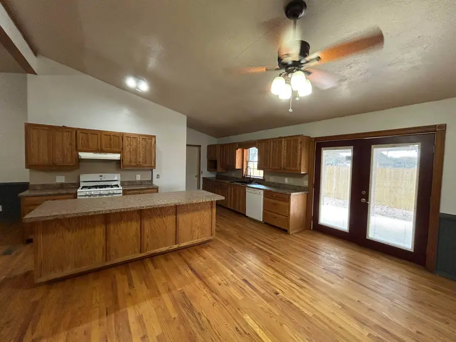 813 S Santa Fe, Mooreland, OK 73852 - #3