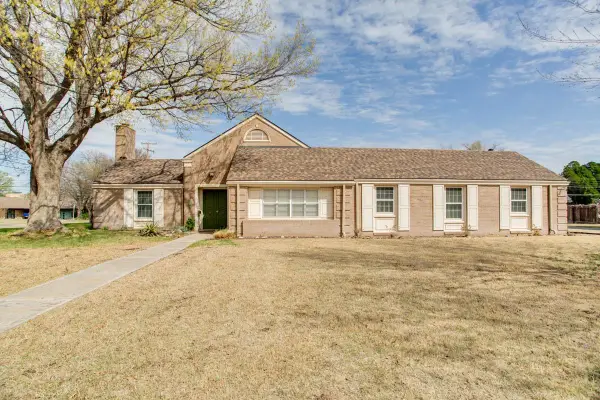 1822 Comanche Trl, Enid, OK 73703