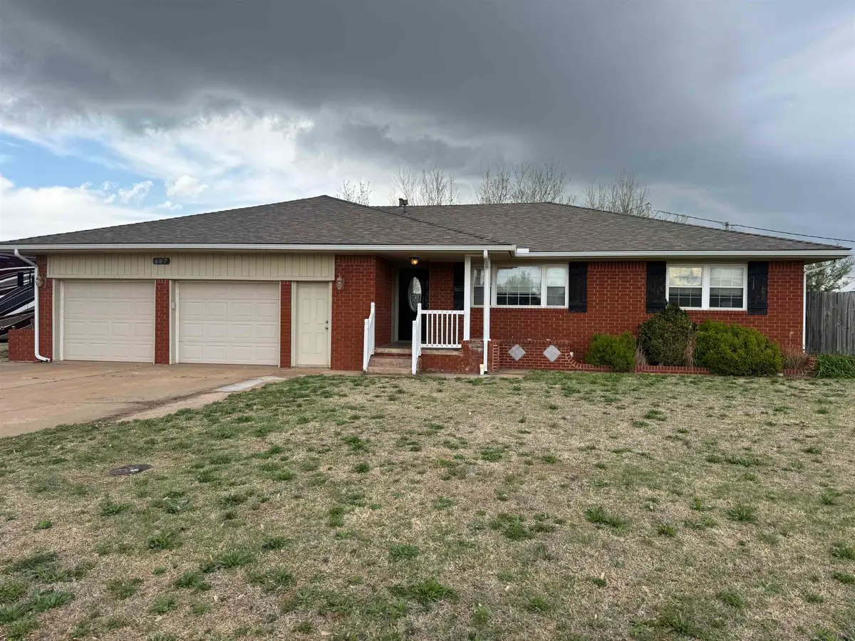 607 Cleveland Dr, Hennessey, OK 73742 - #1